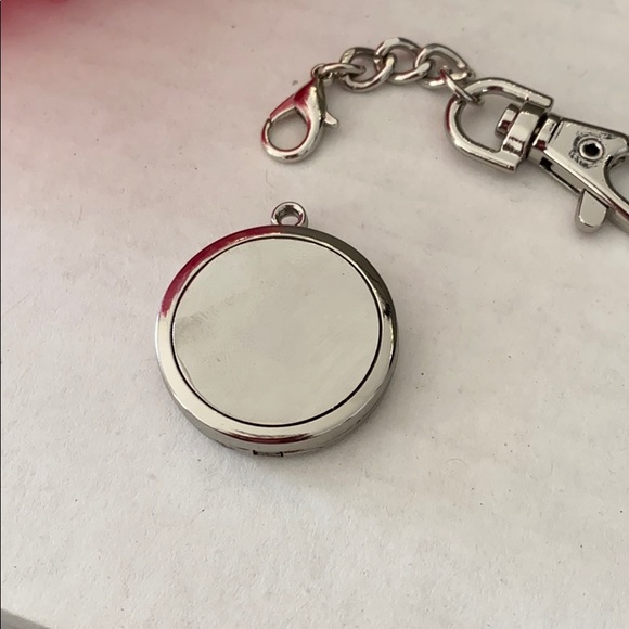 Key Chain Essential Oil Diffuser - Picture 2 of 4